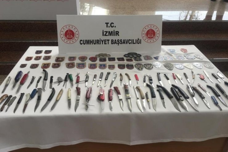 İzmir Adliyesinde aramalarda ele geçirilen suç aletleri sergilendi