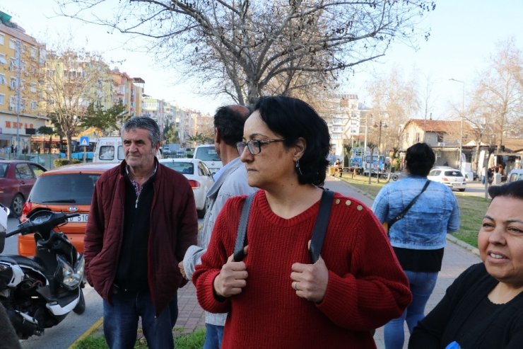Çarptığı motosikletteki kadının yaralandığını gören kadın şoku üzerinden atamadı