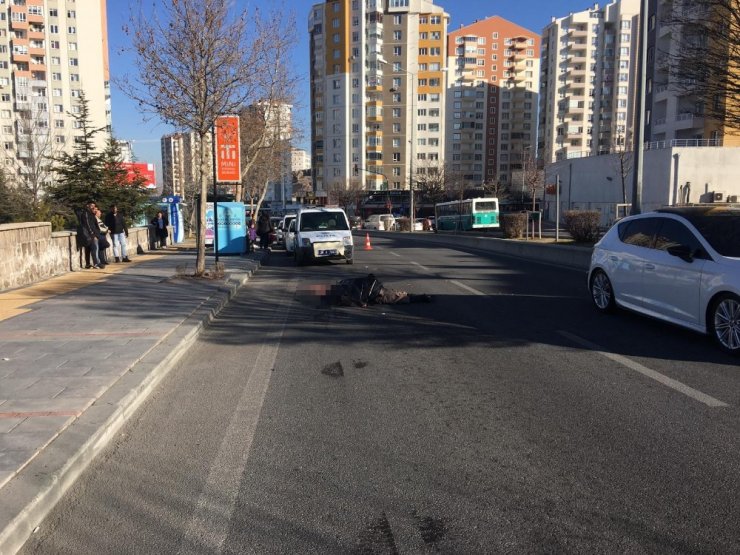 Halk otobüsünün altında kalan adam hayatını kaybetti