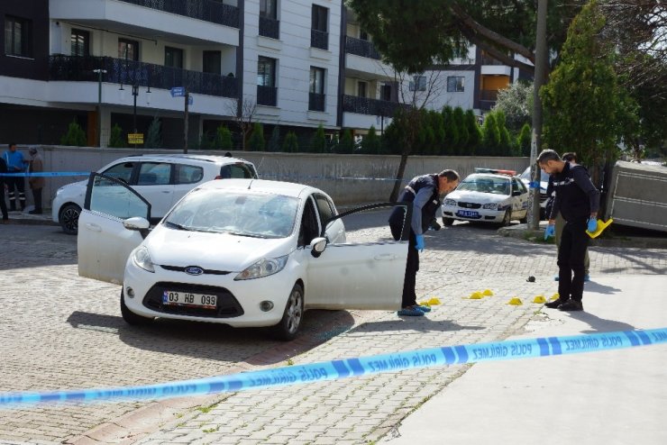 Kız arkadaşı ve annesine kurşun yağdırdı