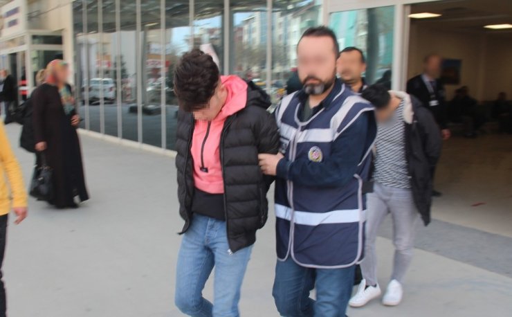 Konya’da tekme tokat dövülen gencin gasp edilme anı kamerada