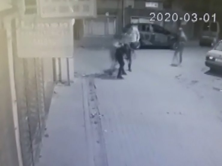 Konya’da tekme tokat dövülen gencin gasp edilme anı kamerada
