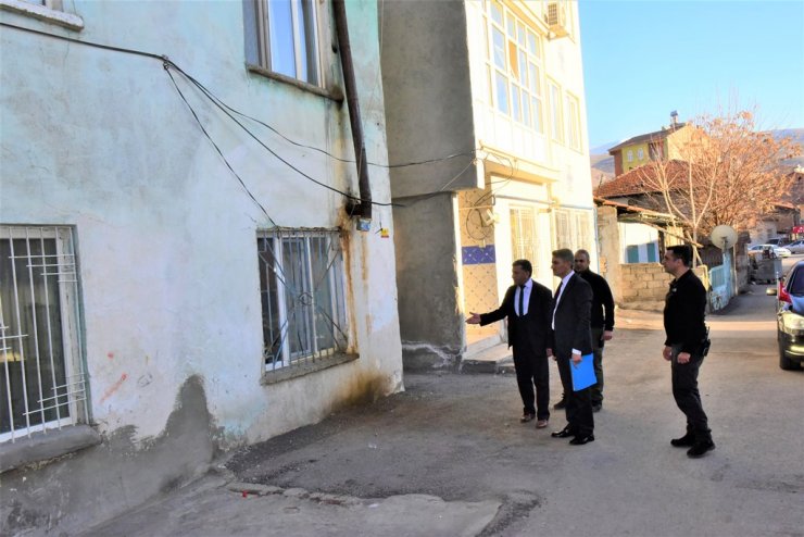 Malatya Valisi Baruş, depremden etkilenen mahallelerde inceleme yaptı