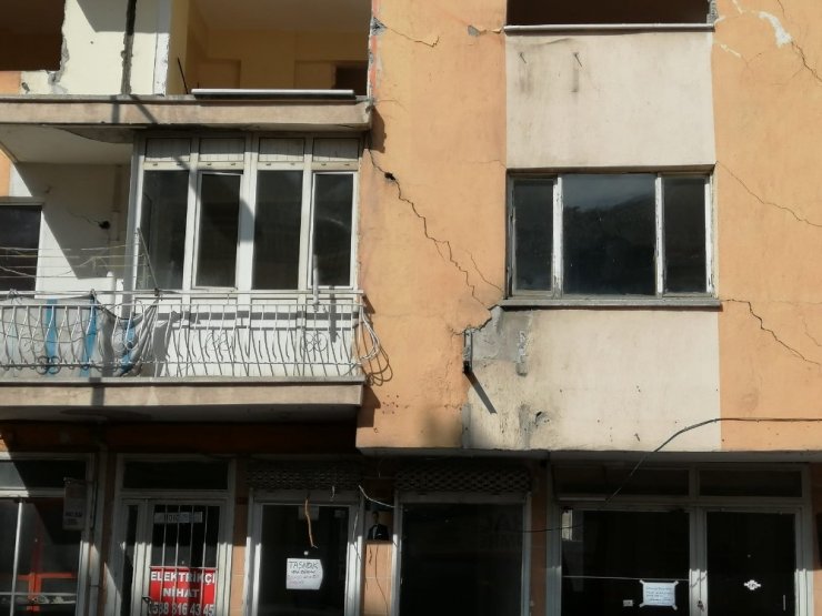 Depremin zarar verdiği 7 katlı binanın yıkımına başlandı