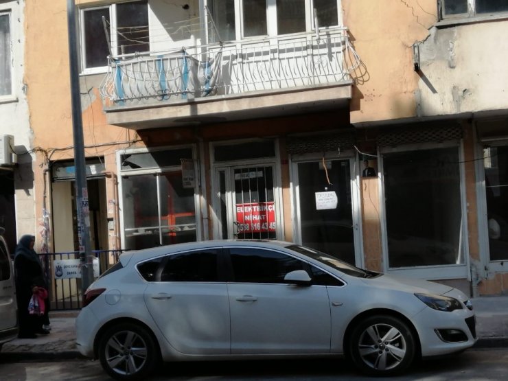 Depremin zarar verdiği 7 katlı binanın yıkımına başlandı