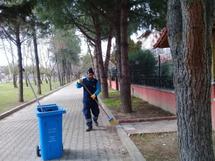 Temizlik işçisi bulduğu cüzdanı sahibine teslim etti
