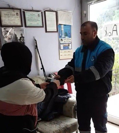 Temizlik işçisi bulduğu cüzdanı sahibine teslim etti