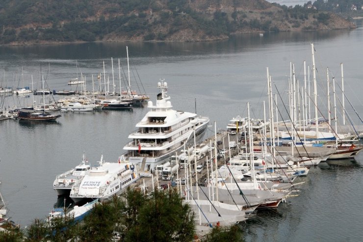 Fethiye’ye gelen lüks yata 230 bin litre yakıt ikmali yapıldı