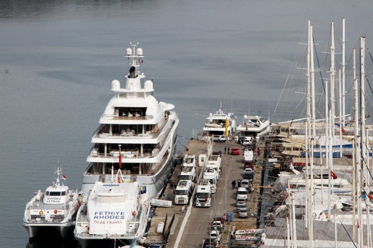 Fethiye’ye gelen lüks yata 230 bin litre yakıt ikmali yapıldı