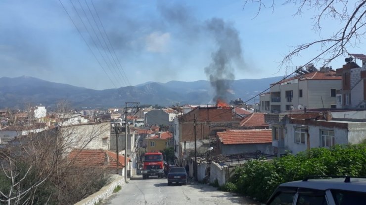 Çatıdaki çıkan yangın korkuttu