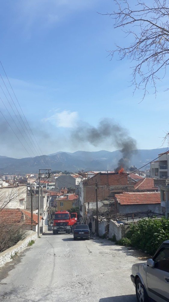 Çatıdaki çıkan yangın korkuttu