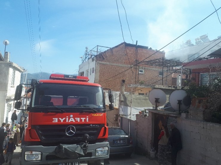 Çatıdaki çıkan yangın korkuttu