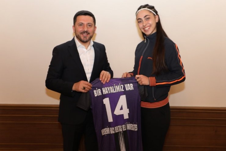 Belediye Başkanı Arı, genç sporculara forma hediye etti
