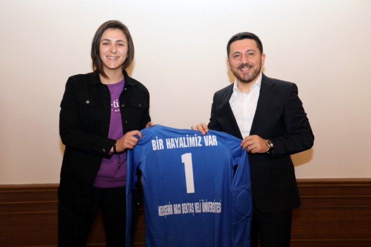 Belediye Başkanı Arı, genç sporculara forma hediye etti