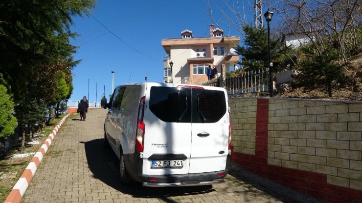 Eski belediye başkanı 1 kişiyi vurdu, 2 akrabasını rehin aldı