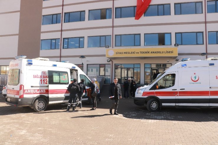 Sivas’ta gıda zehirlenmesi şüphesi ile 22 öğrenci hastaneye kaldırıldı