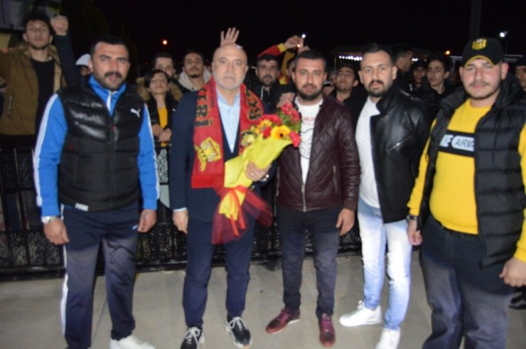 Yeni Malatyaspor taraftarından Hikmet Karaman’a coşkulu karşılama