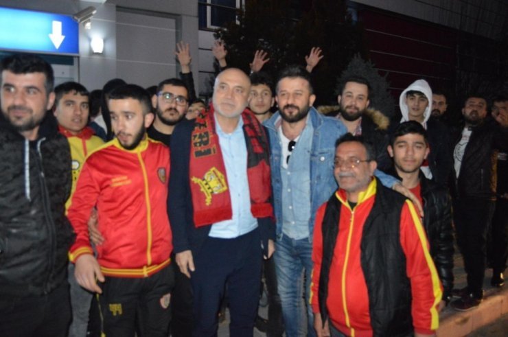 Yeni Malatyaspor taraftarından Hikmet Karaman’a coşkulu karşılama