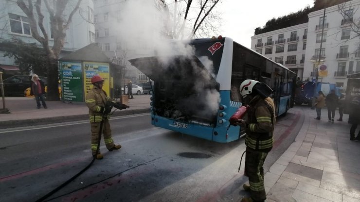 Taksim’de İETT otobüsünden korkutan yangın