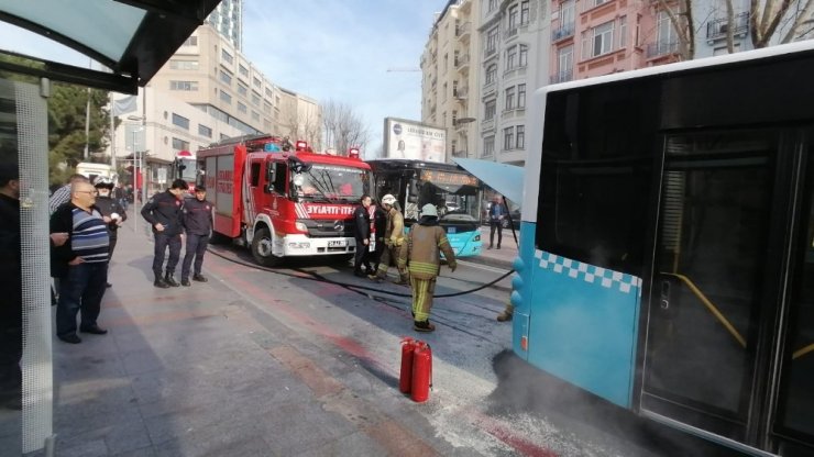 Taksim’de İETT otobüsünden korkutan yangın