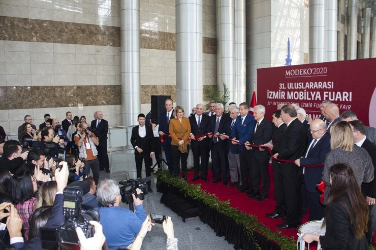 Merakla beklenen mobilya fuarı kapılarını açtı