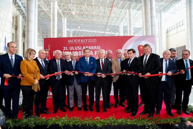 Merakla beklenen mobilya fuarı kapılarını açtı