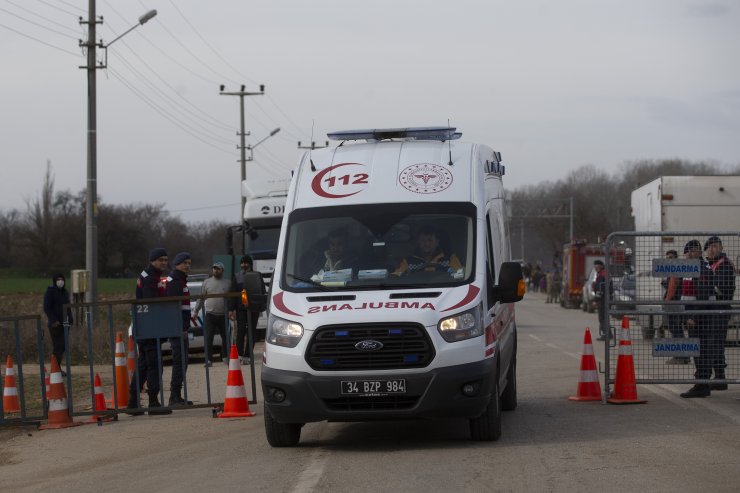 Yunanistan'a geçmek isteyen sığınmacılar tarlaları aşarak sınıra ulaşıyor