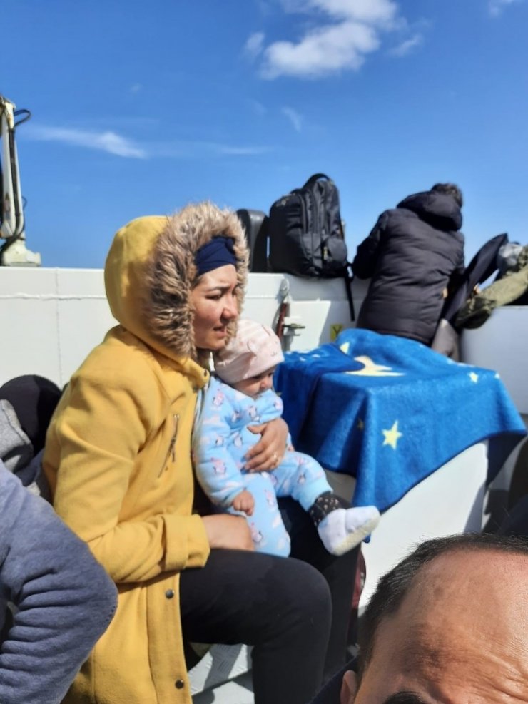 Yunanistan’ın denizin ortasında bıraktığı 130 göçmeni sahil güvenlik kurtardı