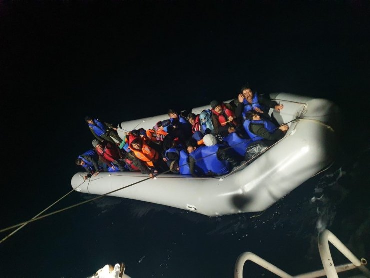 Yunanistan’ın denizin ortasında bıraktığı 130 göçmeni sahil güvenlik kurtardı