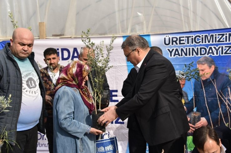 Yunusemre’den üreticiye fidan desteği