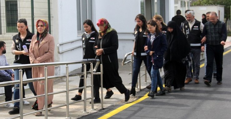 FETÖ’nün ablası gülerek gittiği adliyede tutuklandı