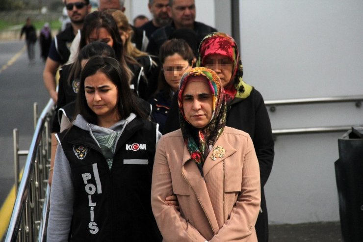 FETÖ’nün ablası gülerek gittiği adliyede tutuklandı
