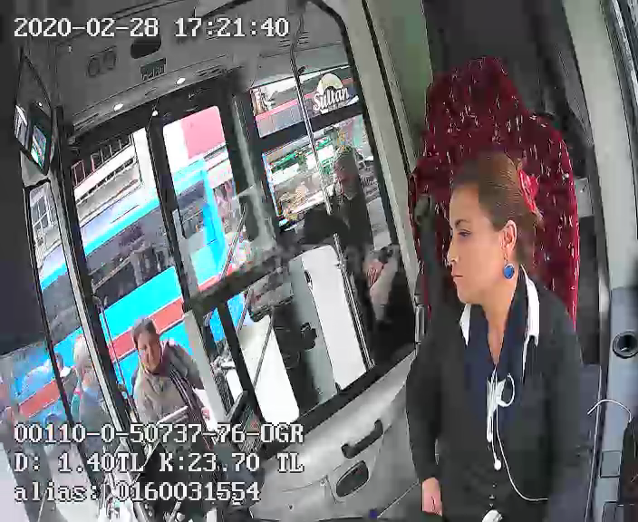 Kadının cep telefonunu böyle çaldı