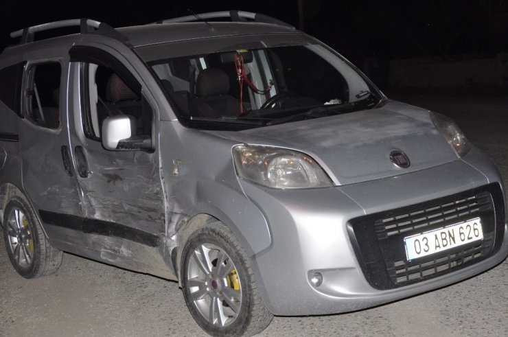 Şuhut’ta 2 otomobil çarpıştı: 1 yaralı