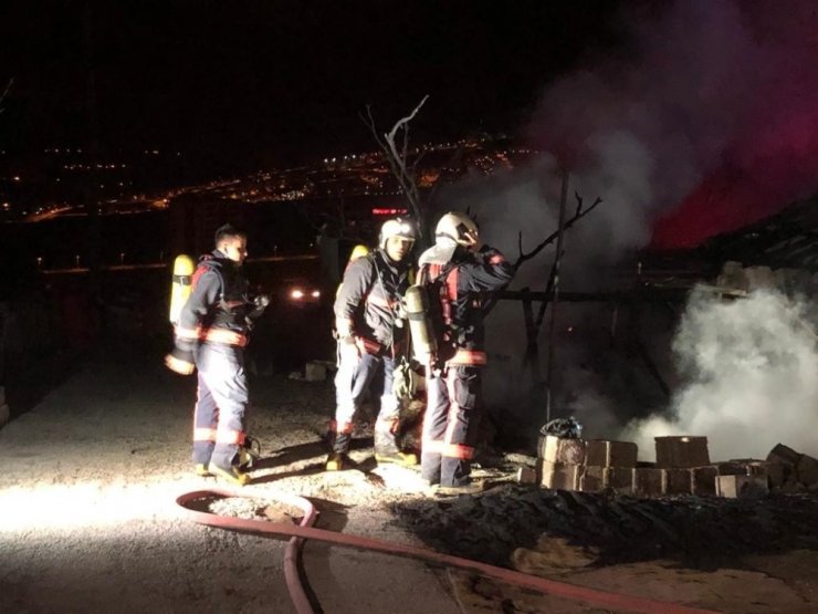 Ankara’da gecekondu yandı: 6 kişi dumandan etkilendi
