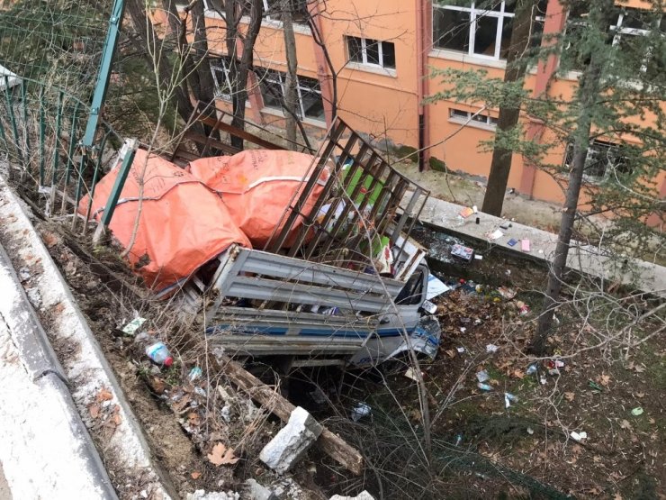Ankara’da kamyonet okul bahçesine uçtu: 3 yaralı