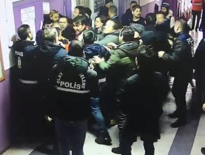 Futbolcu ve polis arasında yaşanan gerginlik güvenlik kamerasına yansıdı