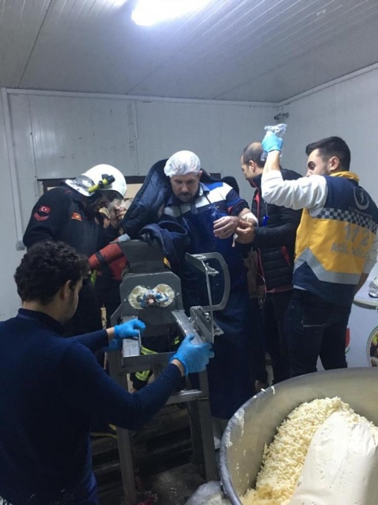 Söke’de kolunu makineye kaptıran işçiyi itfaiye kurtardı