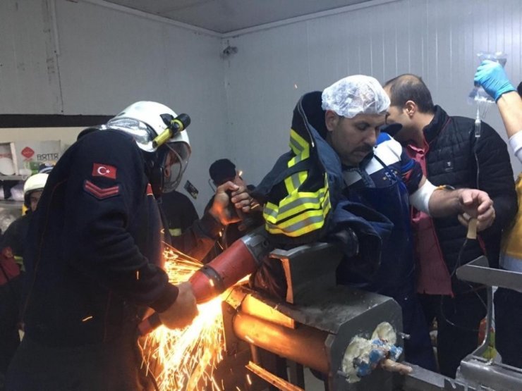 Söke’de kolunu makineye kaptıran işçiyi itfaiye kurtardı