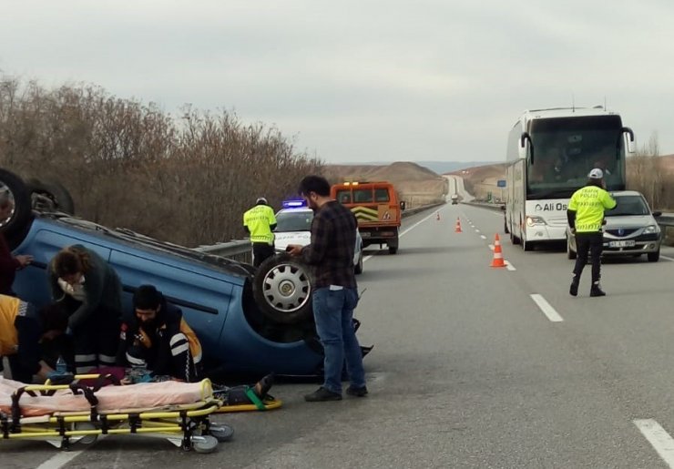 Bariyerlere çarpan otomobil takla attı: 1 yaralı