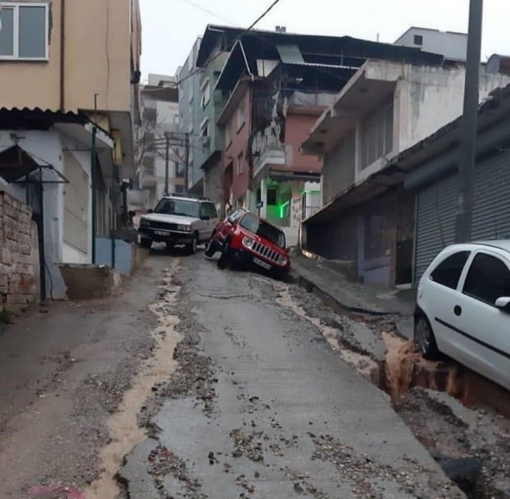 İzmir’de araçlar sağanak yağmurda oluşan çukura düştü