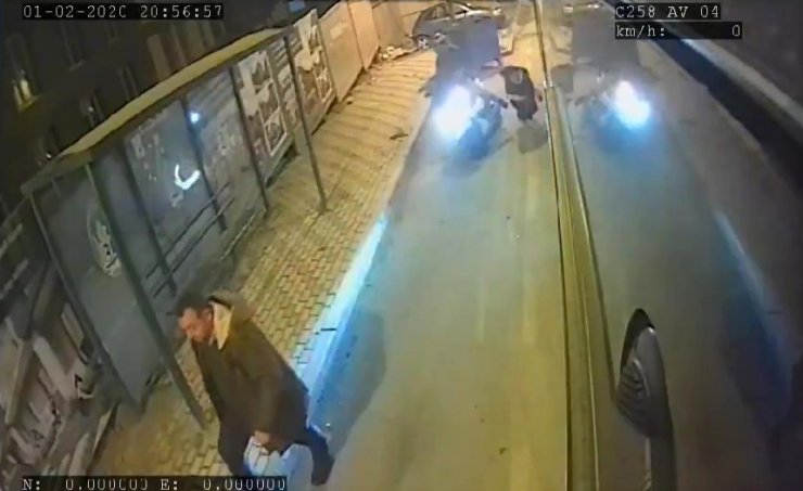 Dikkatsiz motosiklet sürücüsünün otobüsten inen kadına çarptığı anlar kamerada