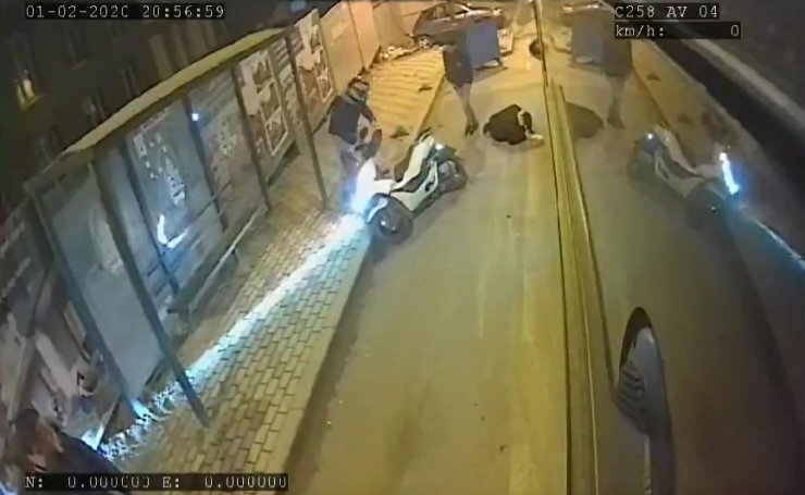 Dikkatsiz motosiklet sürücüsünün otobüsten inen kadına çarptığı anlar kamerada