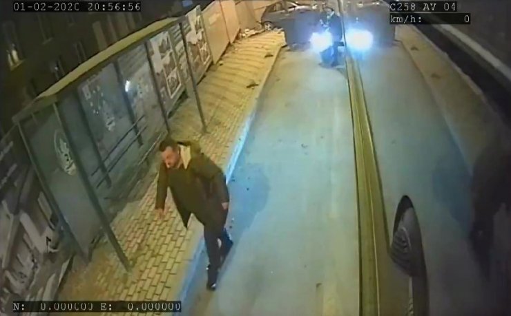 Dikkatsiz motosiklet sürücüsünün otobüsten inen kadına çarptığı anlar kamerada