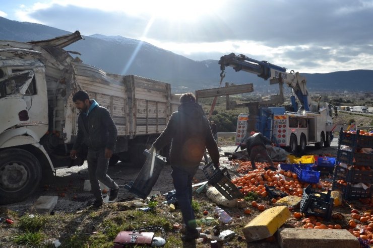 Devrilen kamyondaki tonlarca meyve ve sebze yola saçıldı