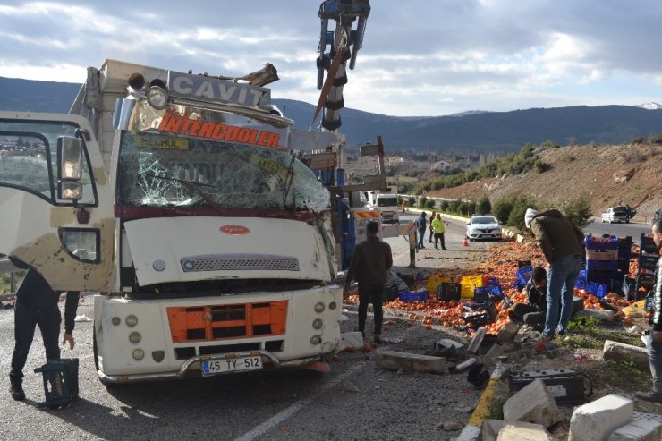 Devrilen kamyondaki tonlarca meyve ve sebze yola saçıldı