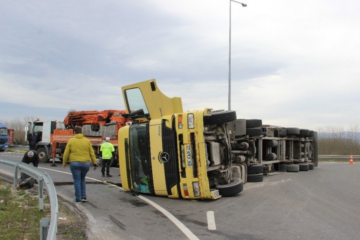 TEM Otoyolu girişinde tır devrildi otoyola giriş kapandı