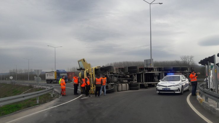 Düzce'de devrilen tır otoyolda ulaşımı aksattı