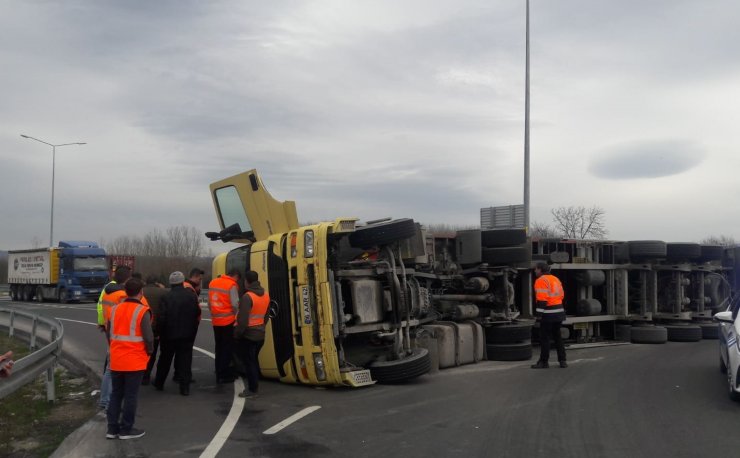 Düzce'de devrilen tır otoyolda ulaşımı aksattı