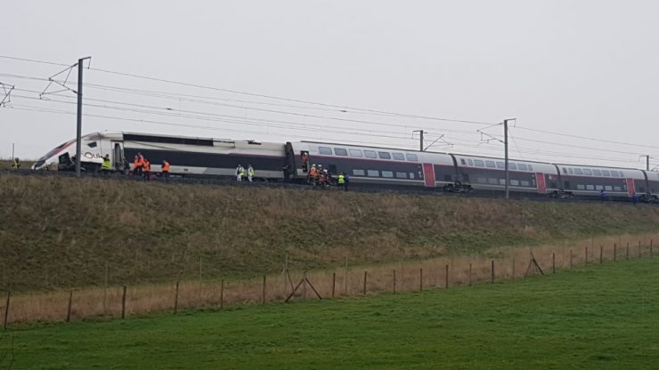 Fransa’da tren raydan çıktı: 10 yaralı